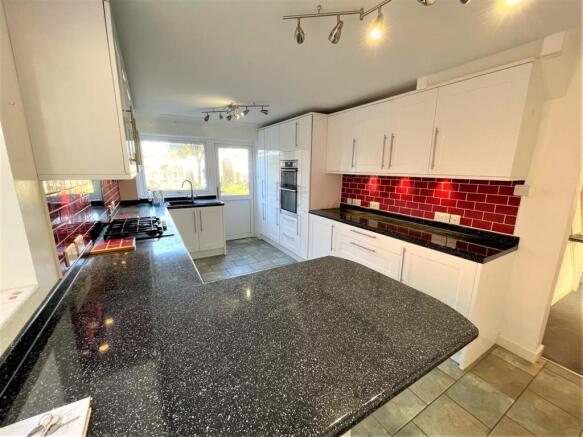 KITCHEN 1.JPG