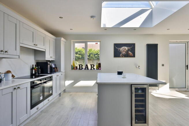 6 bed Detached for sale Image 8