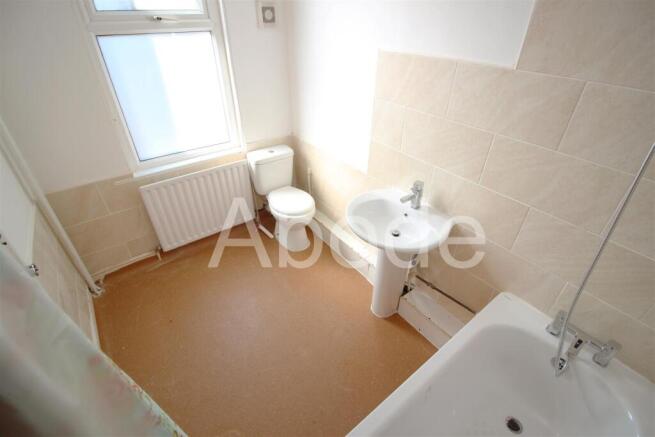 4 bed House to rent Image 7