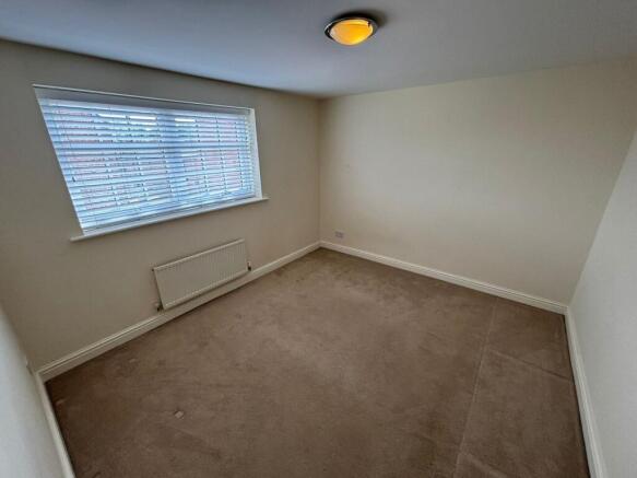 4 bed House to rent Image 9