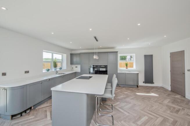 5 bed Detached for sale Image 6
