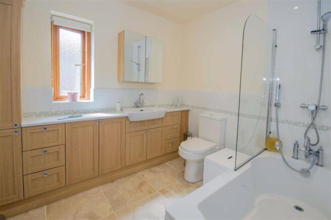 EN SUITE BATHROOM