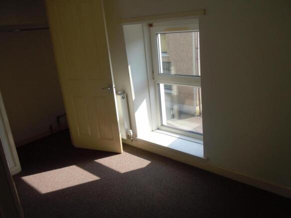 front bedroom 2 with wardrobe.JPG