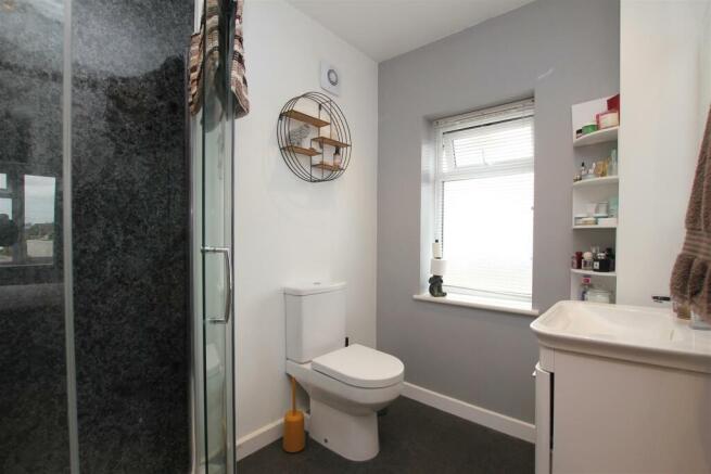 2 The Cotes ensuite.JPG