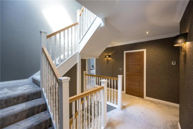 5 bed Detached for sale Image 9