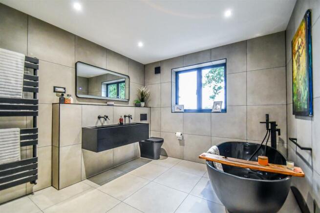 Master Bedroom En Suite 1 (use).jpg