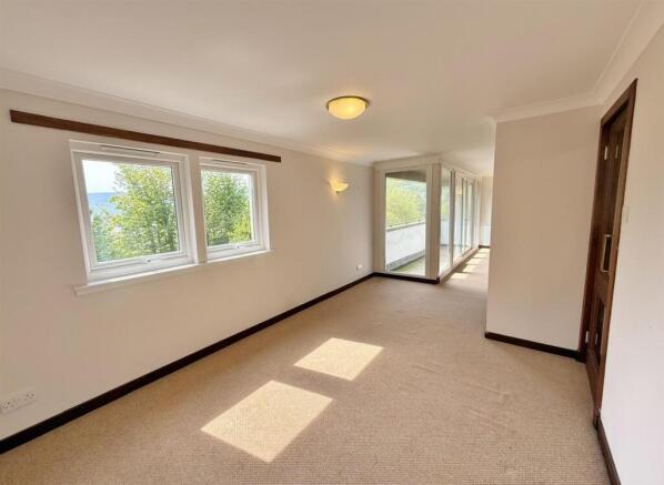 Dining Area to Lounge