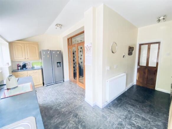 Modern L-Shaped Kitchen