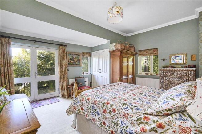 5 bed Detached for sale Image 7