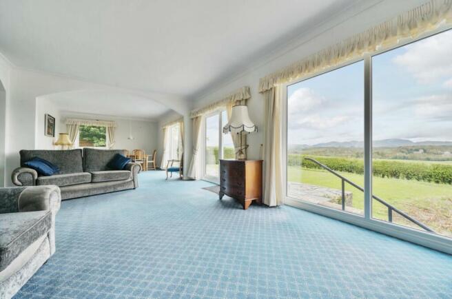LOUNGE/DINING ROOM
