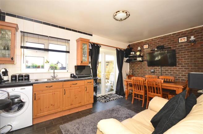 Kitchen/ Dining Area