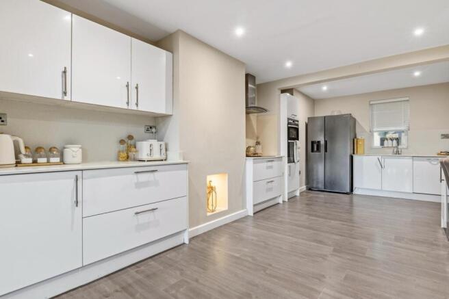 4 bed House for sale Image 6