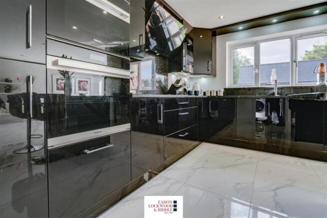 4 bed Detached for sale Image 8