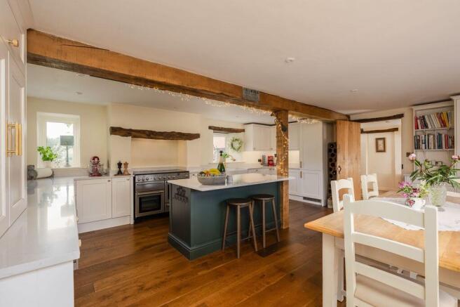 5 bed Detached for sale Image 9