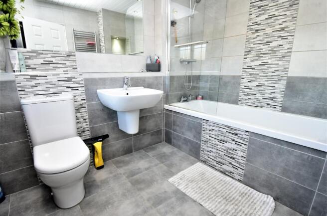 Rawfield Lane, Fairburn (9)Bathroom