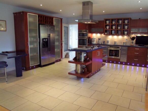 KITCHEN/DINING ROOM