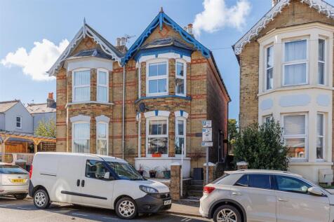 CHAIN FREE PERIOD PROPERTY - Gordon Road, Cowes