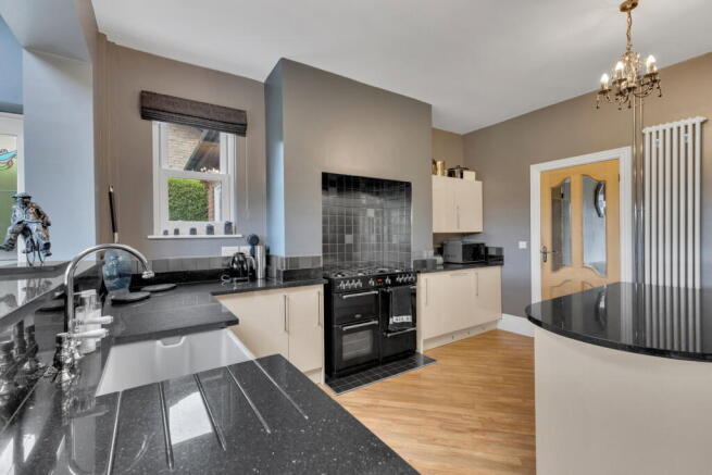 5 bed Detached for sale Image 11