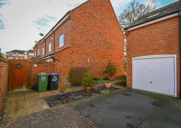75 Rastrick Close-16.jpg