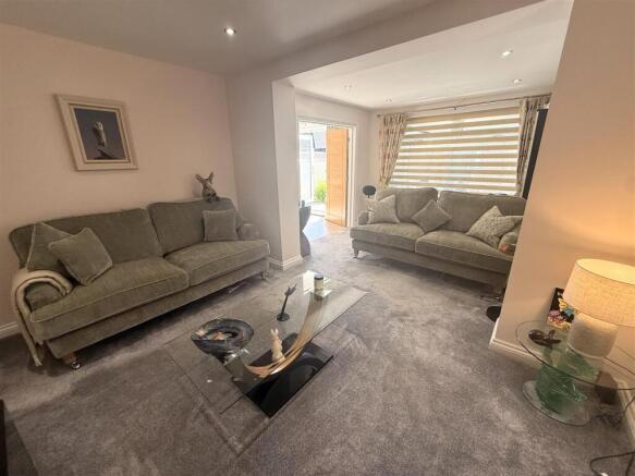 Lounge 4.JPG