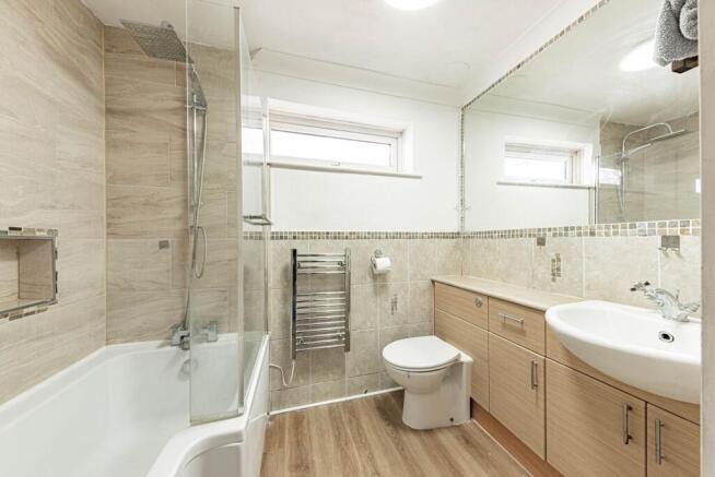 Bathroom W.C (1)