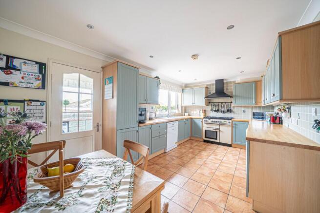 Sunnyside Close, Charlton, SP10 photo 3
