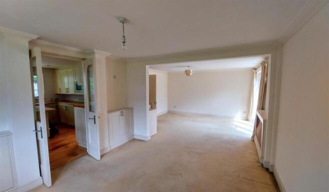 SPACIOUS LIVING ROOM