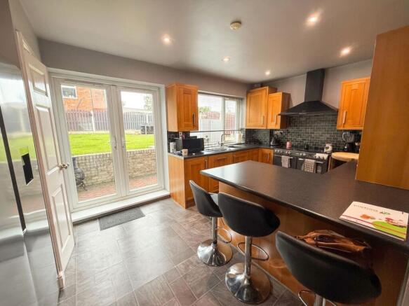 4 bed Semi-Detached for sale Image 5