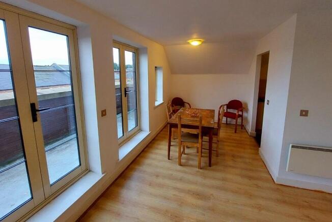 2 bed Penthouse to rent Image 4