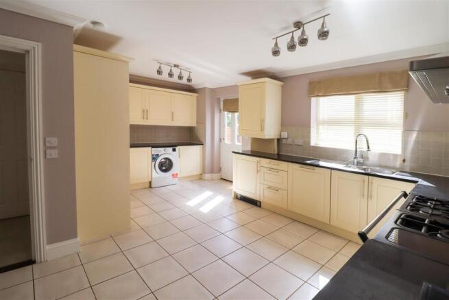 Kitchen 2.jpg