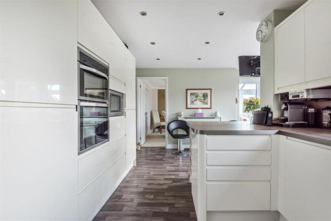 KITCHEN / BREAKFAST ROOM