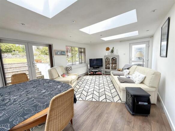 LIVING/DINING ROOM