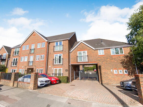 2-bed flat on Rosemount Court, West End, Southampton, £200,000