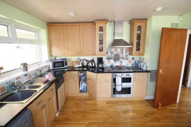 KITCHEN/DINING ROOM