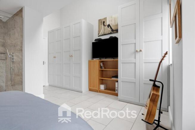 5 bed Detached for sale Image 9