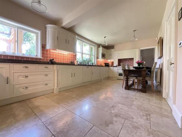 6 bed House for sale Image 6
