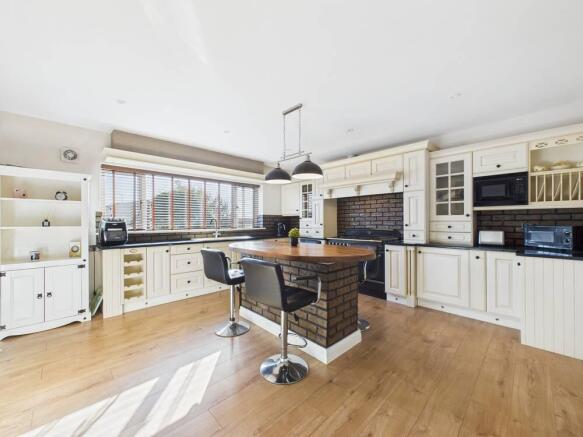 5 bed Detached Bungalow for sale Image 4