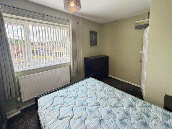 3 bed Flat to rent Image 11