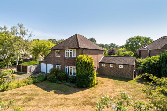 4-bed detached on Orchard Drive, Horsell, GU21, £900,000
