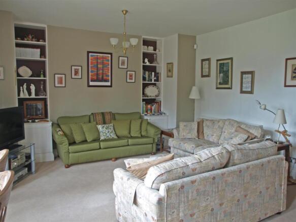 9 Stretton Croft - Lounge Area.jpg