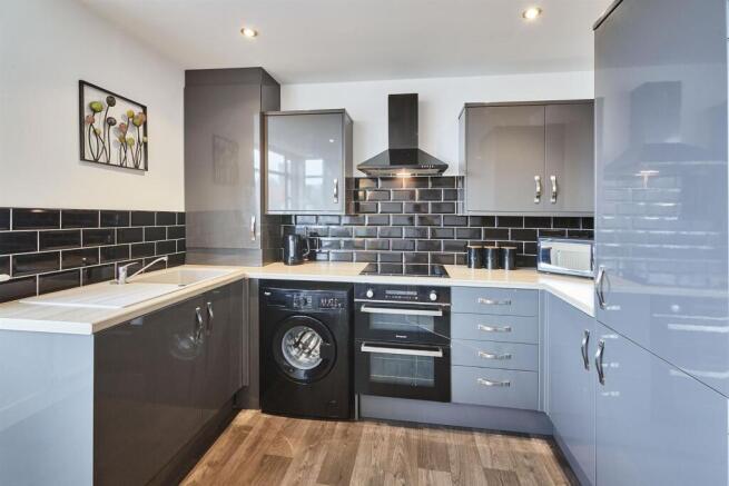 2 bed Apartment to rent Image 4