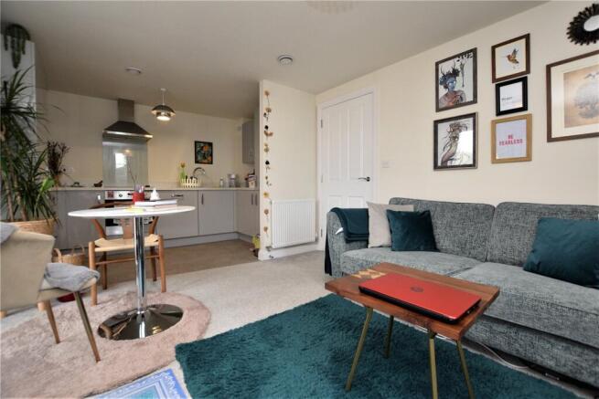 2 bed Apartment to rent Image 4