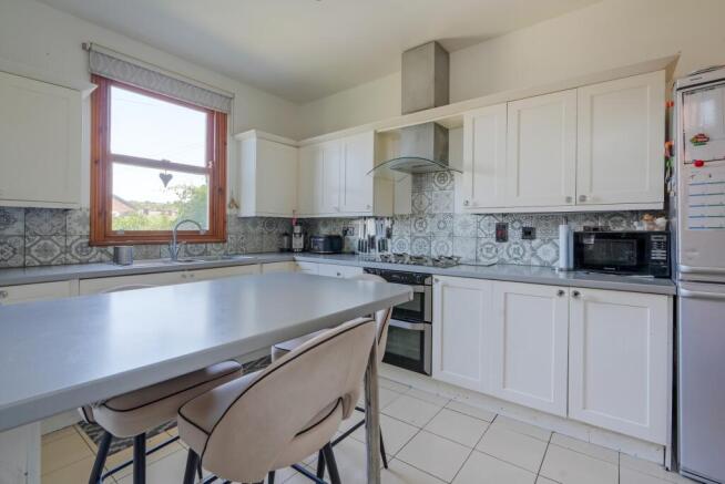 5 bed Semi-Detached for sale Image 8