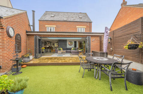 Granica Close, Haydon End, Swindon, SN25