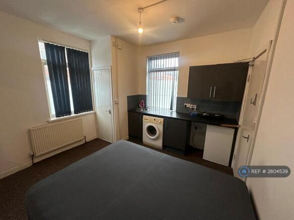 Studio to rent Image 5