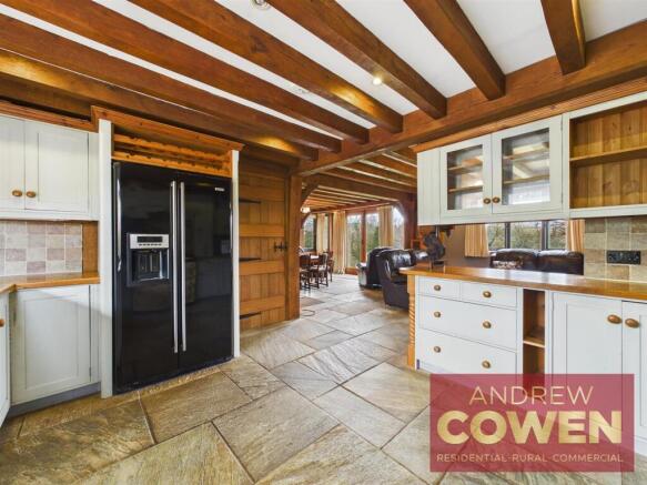 4 bed Detached for sale Image 8