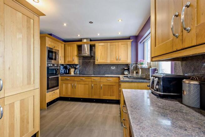 5 bed Semi-Detached for sale Image 8