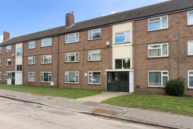 2-bed flat on Bean Close, St. Neots, Cambs PE19 1TX, £150,000