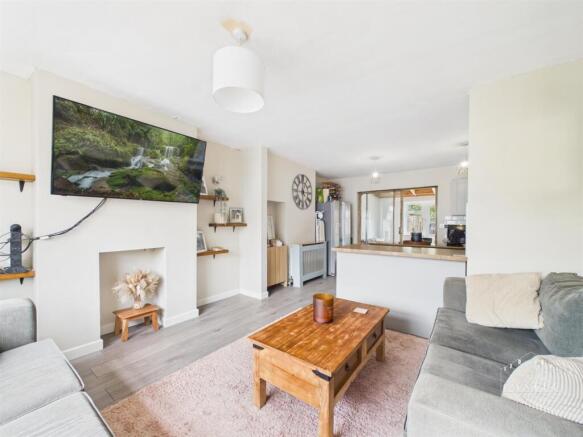 OPEN PLAN LOUNGE & KITCHEN