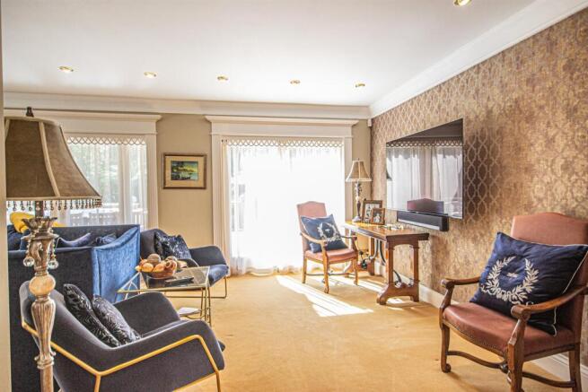 5 bed Detached for sale Image 11